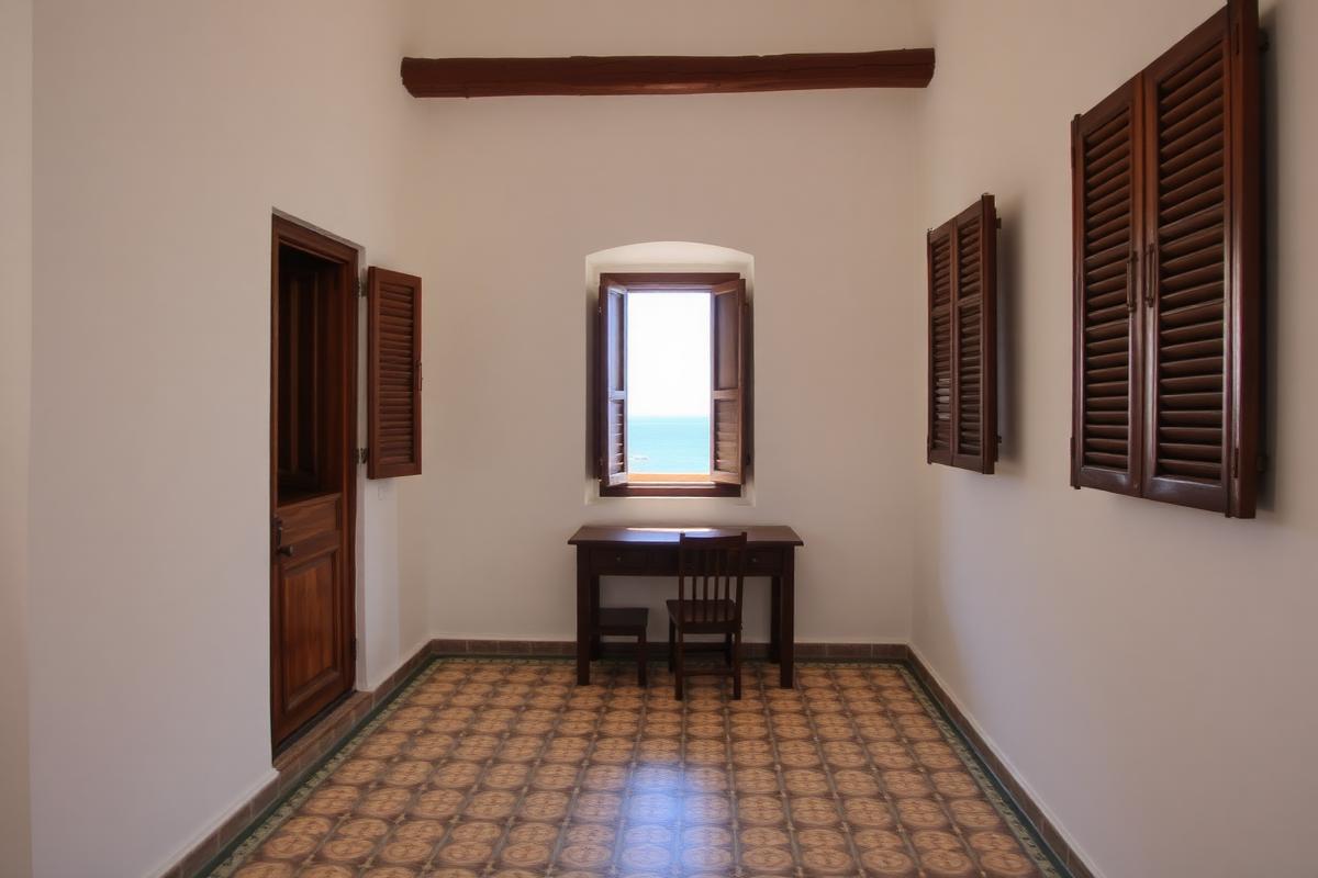 Sciacca old-town house with sea view — cheap beach house for sale in Sciacca, Italy, gallery view 2 showing beachfront, interiors or neighbourhood. Images and Photos created by www.cheap-beach-house.com